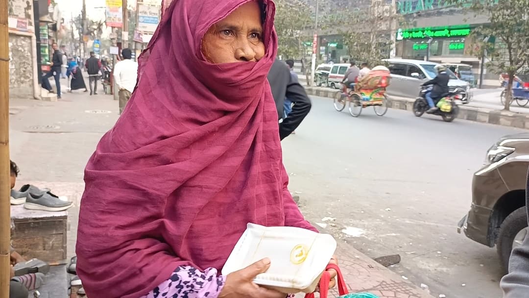 Volunteers loading insulated bags